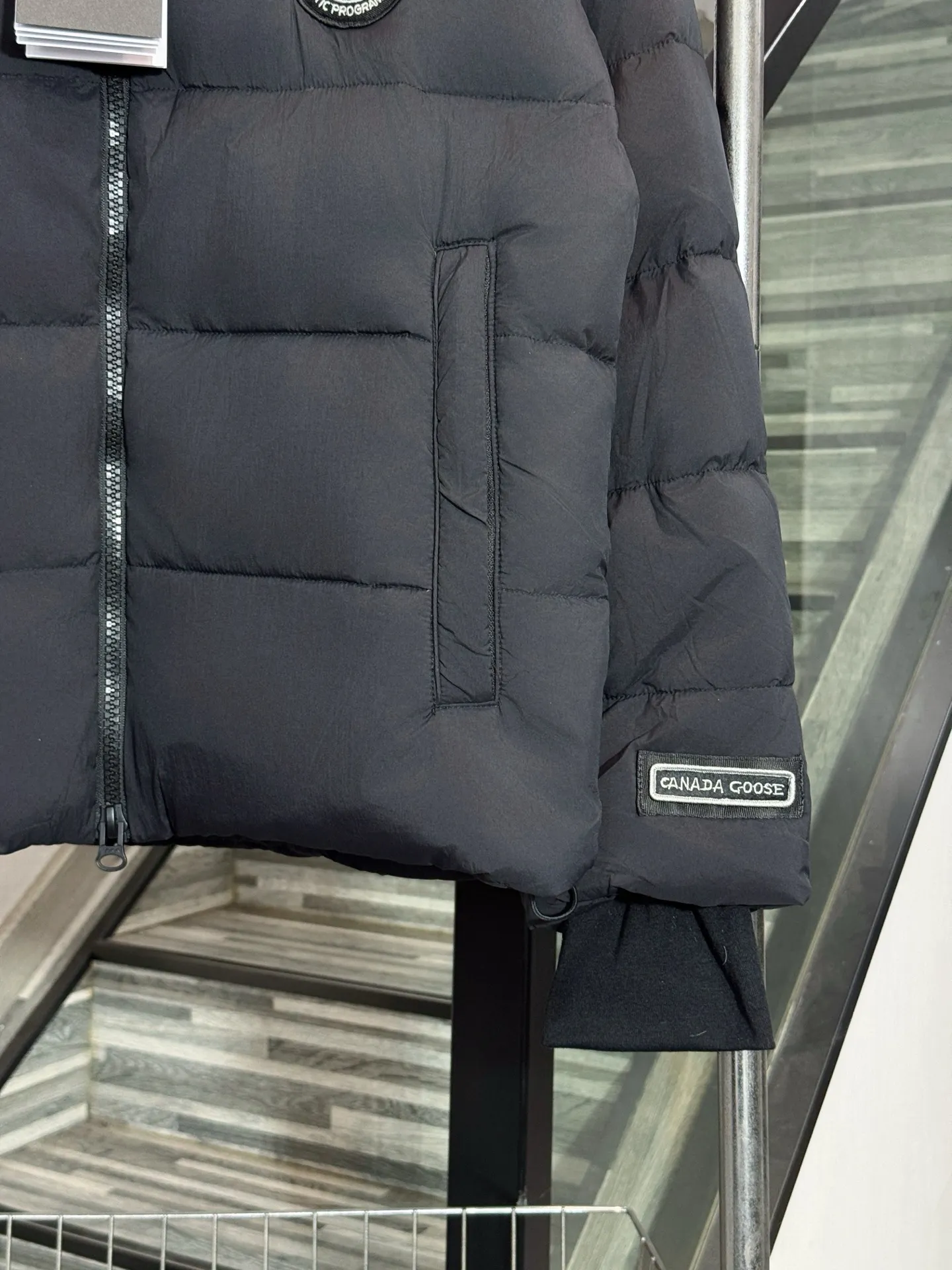 P730 model number: HE418 Canada Goose-Canada Goose hooded sleeves small label down jacket The fabric is made of high-density pure cotton gauze fabric, with a delicate and smooth feel. The inner filling is made of 50% white duck down, which has high fullness and good thermal insulation effect in winter. You can survive the winter in one piece of clothing. The original goose black label is sewn on the chest, and the nameplate letters and blouson sleeves are sewn on the cuffs to prevent winter wind.  Color: Picture Color Size: 1 2 3 4 Top! Canada 🦢➡️Canada Goose hooded reflective stripe down jacket has always been recognized as the warmest down jacket. Various Instagram celebrities, Internet celebrities, and celebrities often wear it for street photos. I do Canada Goose every year, but I still can’t get rid of my love for the geese. No matter how cold the weather is, there is no need to be afraid, because there are geese!  Down: 80% white duck down filling (real) 400 grams of down filling! Perfect fluffiness. Accessories: A full set of customized accessories. Canada Goose is the legendary warmest down jacket and is known as a must-have for Arctic outdoor sports! The most popular down jacket in the world, celebrities are rushing to buy it, it is a must-have!  Unisex Color: Black Size: M L